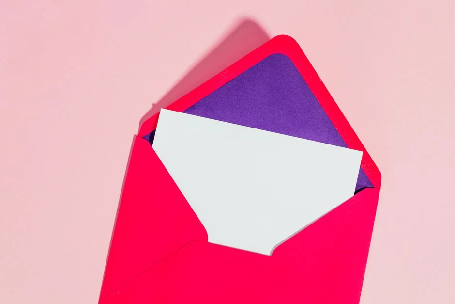 Un espace de travail moderne où l’on voit des mains analyser des données marketing sur un ordinateur portable et des documents papier.